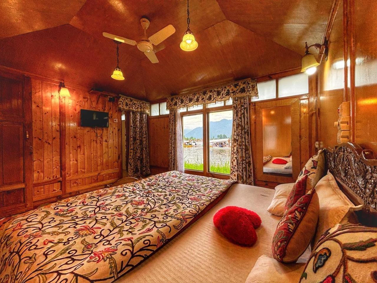 White House Group Of Houseboats Otel Srīnagar Dış mekan fotoğraf