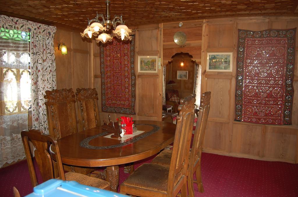 White House Group Of Houseboats Otel Srīnagar Dış mekan fotoğraf