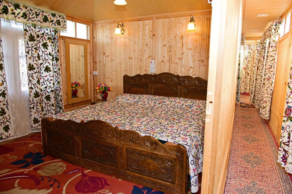 White House Group Of Houseboats Otel Srīnagar Dış mekan fotoğraf